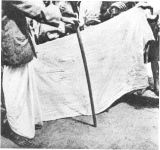 01_Subbayah_Pullavar_1936_Levitation_Stick_wrapped_in_a_Cloth_Cabinet